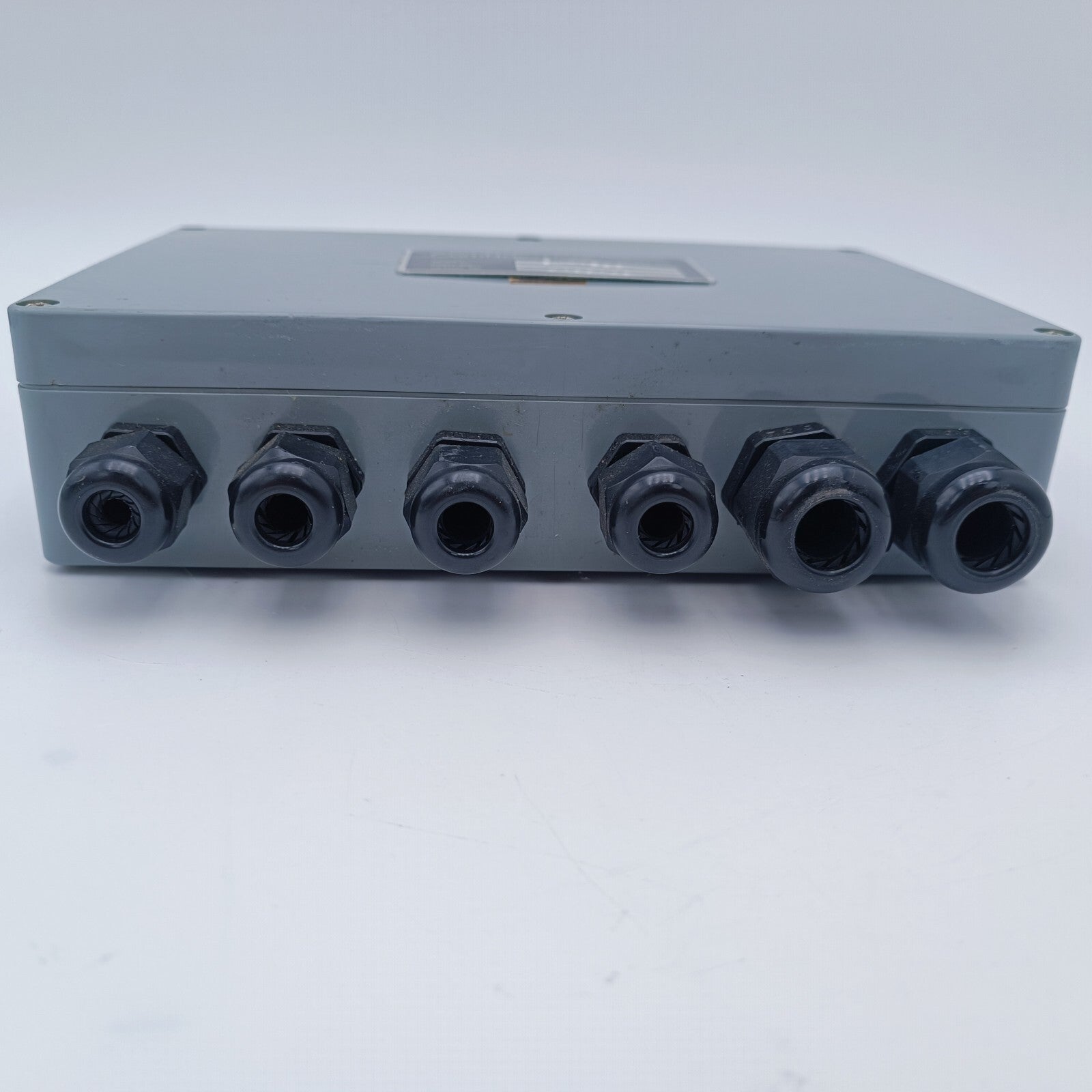 746100